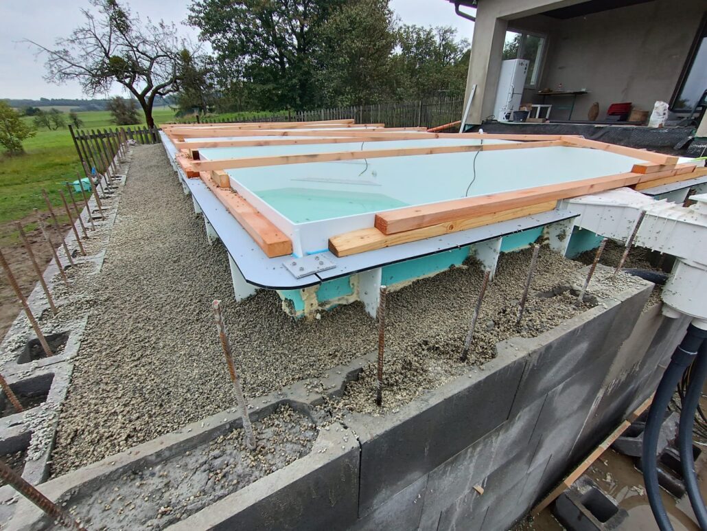 tepelná izolace bazénu sypaným polystyrénem