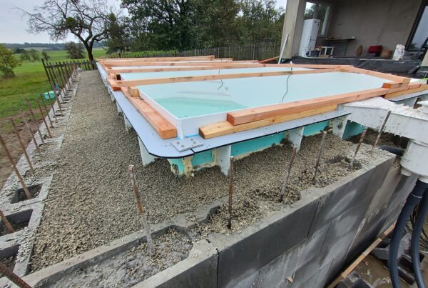 izolace bazénu sypaným polystyrénem