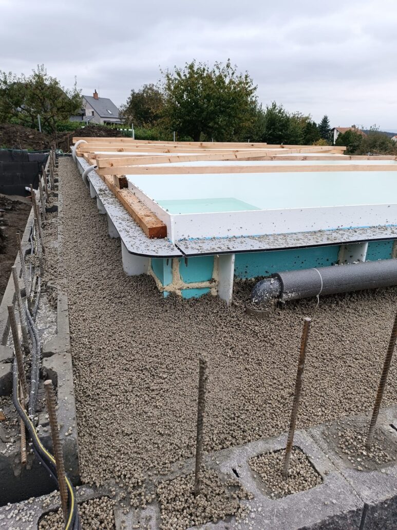 tepelná izolace bazénu sypaným polystyrénem